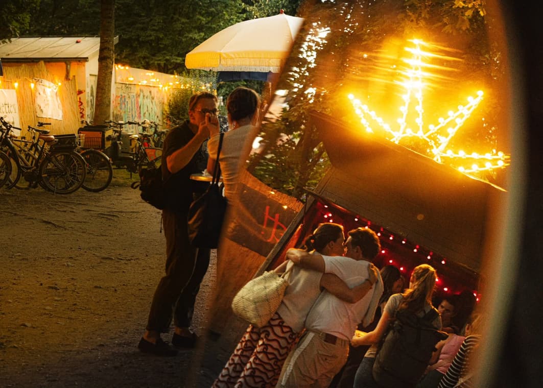 Abendstimmung an der Bar Paradiso, Gäste unter Lichtern